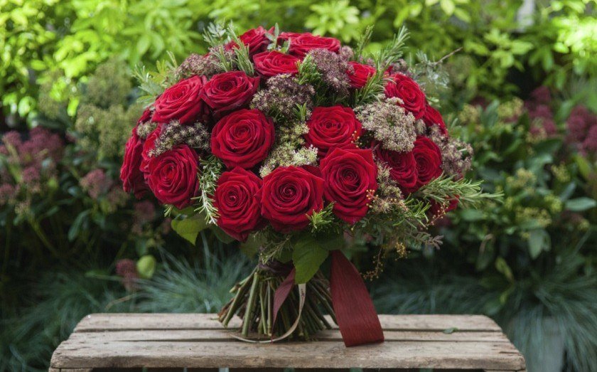 women's day bouquet red naomi