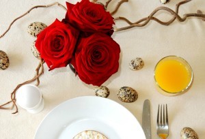 Easter table setting with red naomi roses