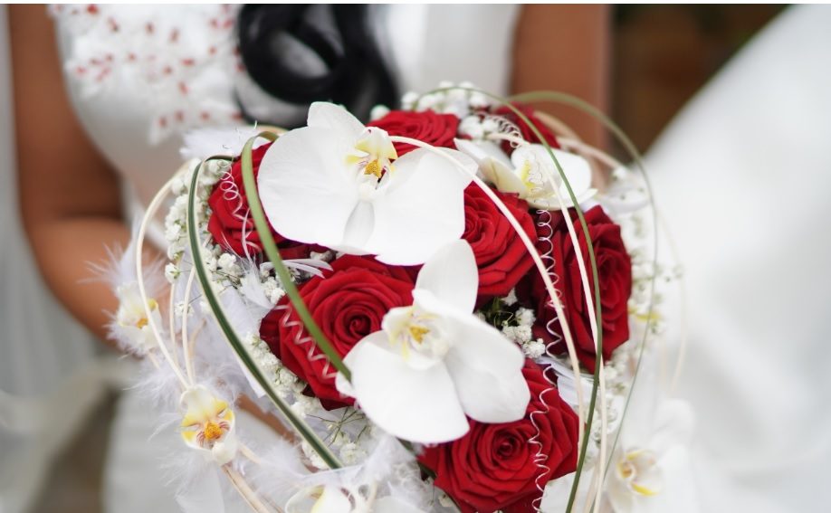 Bridal bouquet with porta nova red naomi beach wedding ivana spinelli