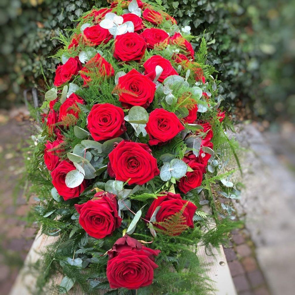 funeral flowers with red naomi roses by Nadine Siegert 4