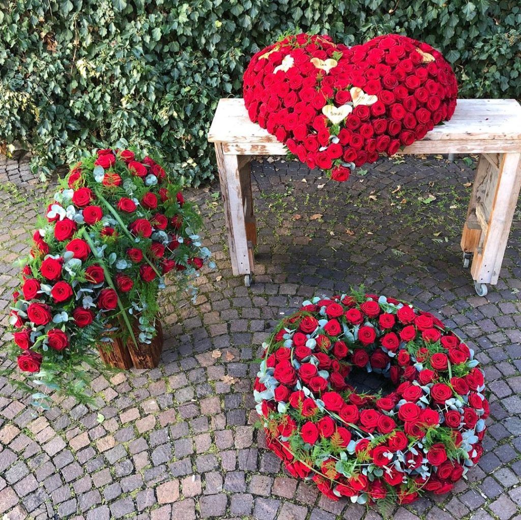 Three porta nova red naomi sympathy wreath by Nadine Siegert 5