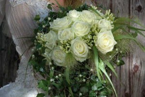 Making of Porta Nova White Naomi bridal bouquets by Lily Beelen
