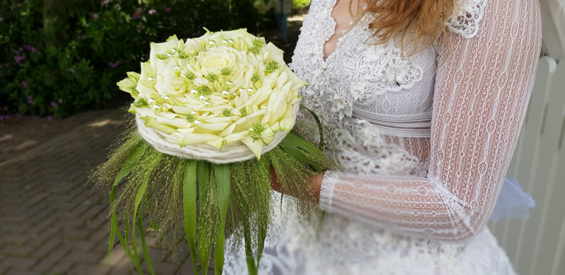 Glamelia bridal bouquet Lorsqu’elle compose ses bouquets, Lily Beelen white naomi