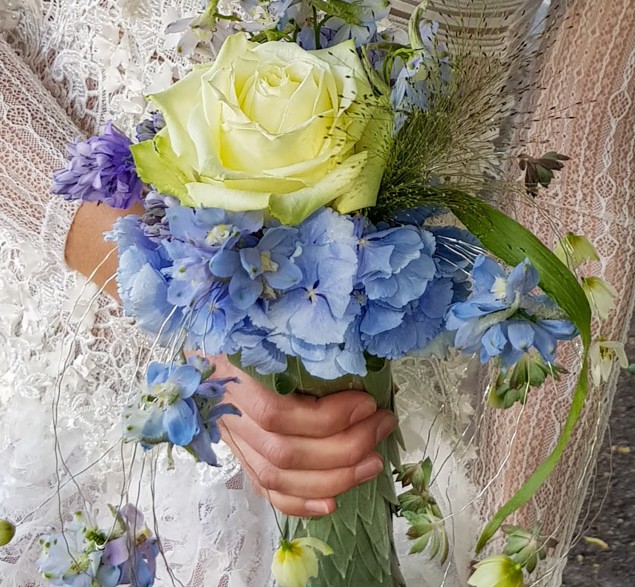 Narrow Single stem bridal bouquet lily beelen