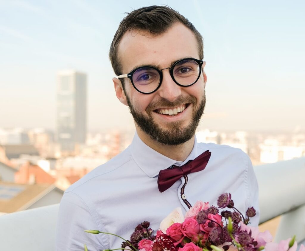 Max Hurtaud with a spiky christmas porta nova red naomi roses