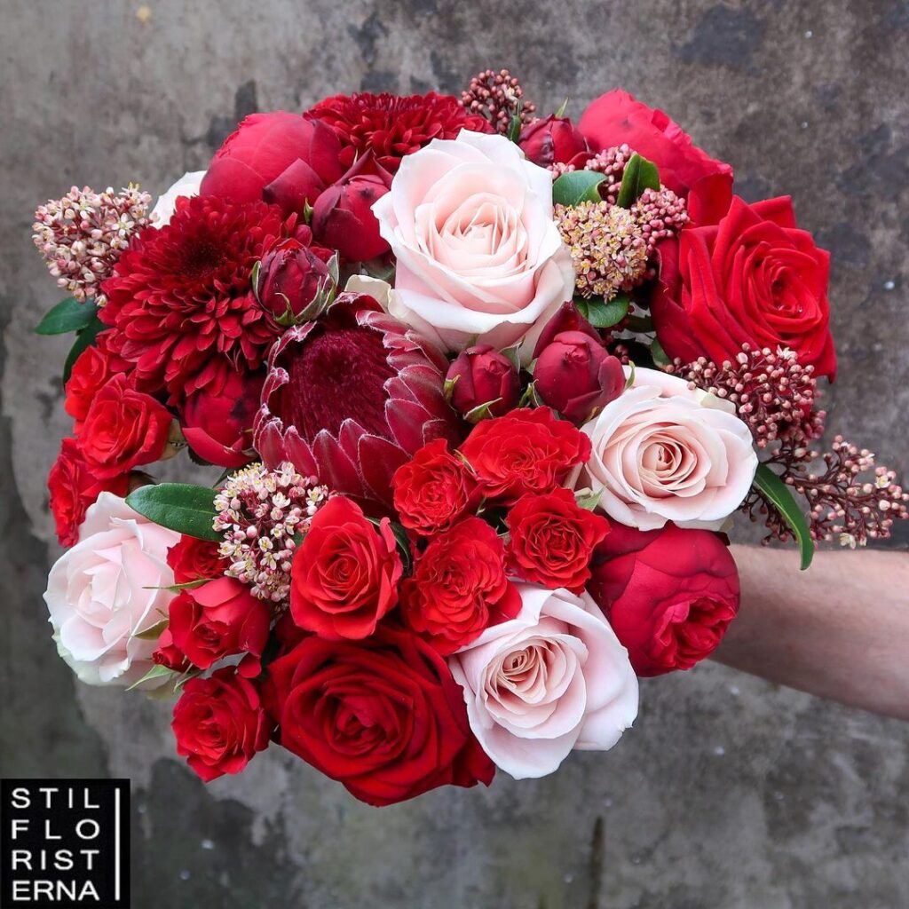 Red Naomi mixed bouquet